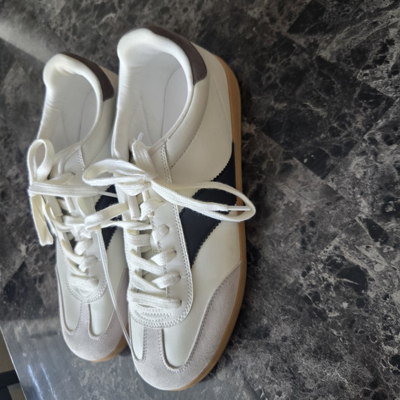 Universal Thread White and Black Sneakers with Tan Sole - Picture 4 of 8